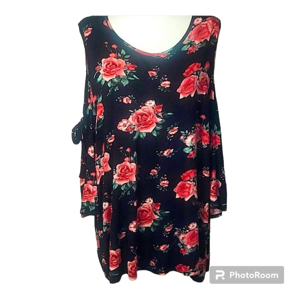 Plus Size Black Cold Shoulder Top with Rose Floral Pattern